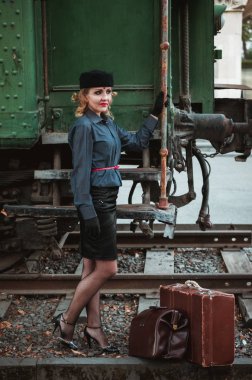 Tren istasyonundaki Retro kadın.