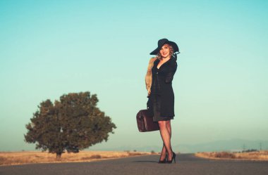 Yoldaki güzel sarışın kadın portresi