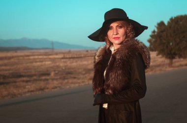 Yoldaki güzel sarışın kadın portresi