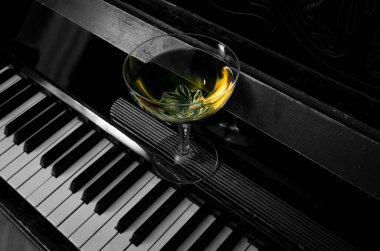 Cam piyanoda alkollü içki