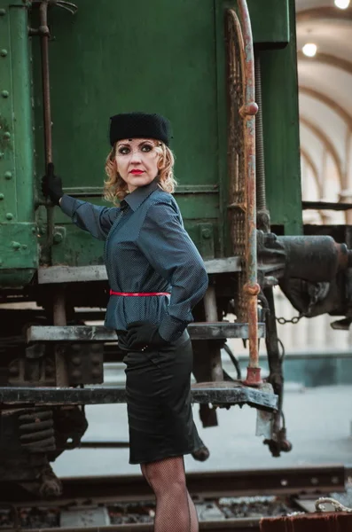 Mujer Retro Estación Tren —  Fotos de Stock