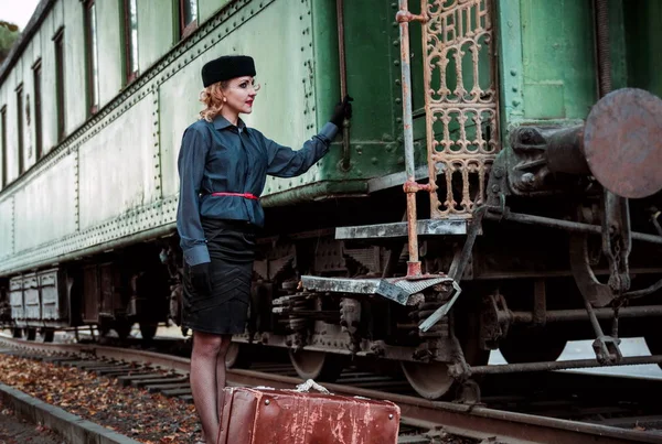 Retro Mulher Estação Trem — Fotografia de Stock
