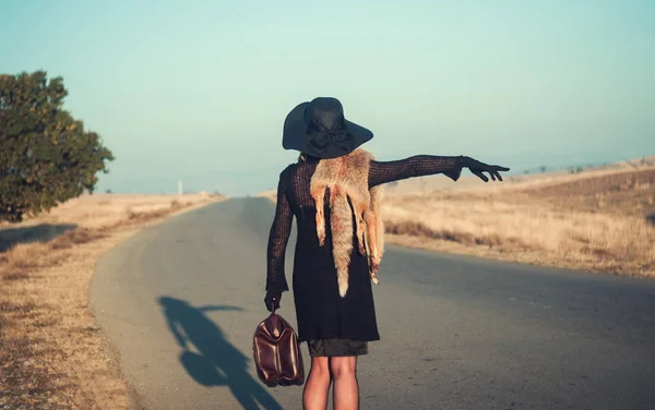 Retro Hermosa Mujer Rubia Retrato Carretera —  Fotos de Stock