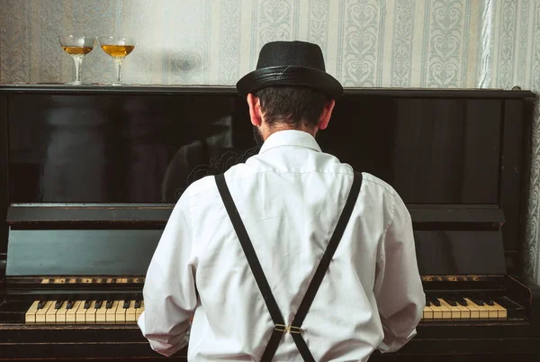 Hombre Retro Tocando Piano — Foto de Stock