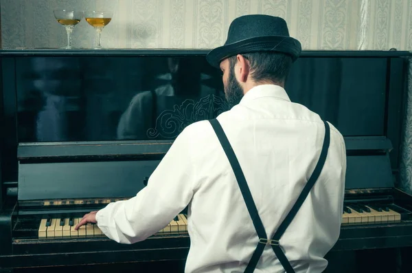 レトロな男がピアノを弾いて — ストック写真