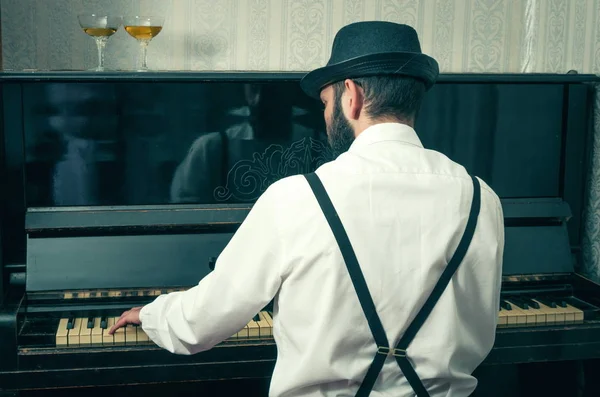 Uomo Retrò Che Suona Pianoforte — Foto Stock