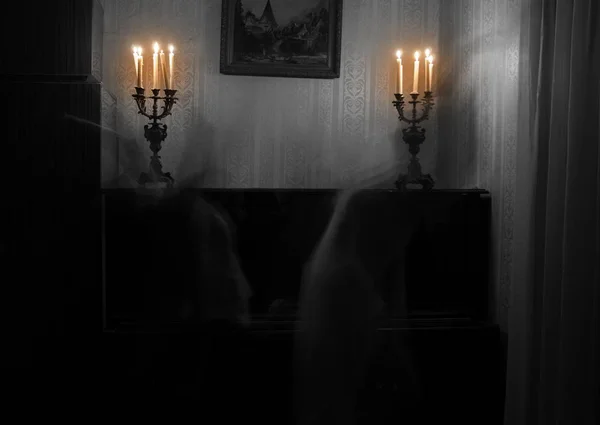 Ghost Vrouw Kamer Met Kaarsen — Stockfoto