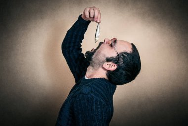 Komik adam balık yeme