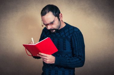 Notebook ile komik sakallı adam