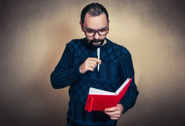 Notebook ile komik sakallı adam