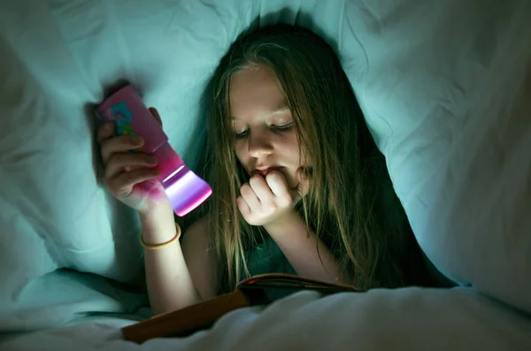 Молода Дівчина Читає Книгу Ліжку — стокове фото