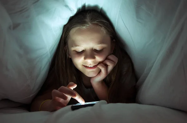 Молода Дівчина Використовує Телефон Ліжку — стокове фото