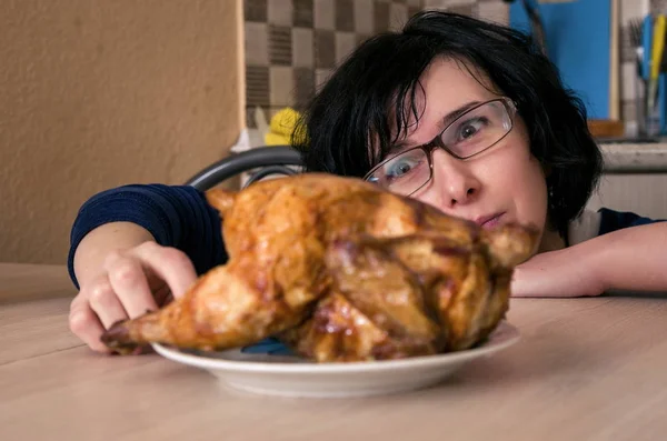 Engraçado Mulher Faminta Olhando Para Frango — Fotografia de Stock