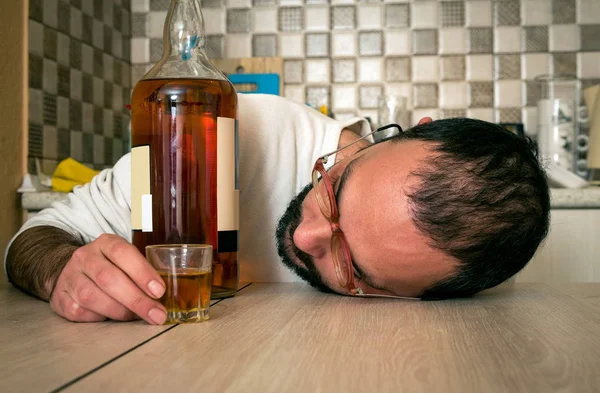 Bebida Alcoólica Homem Bêbado Cozinha — Fotografia de Stock