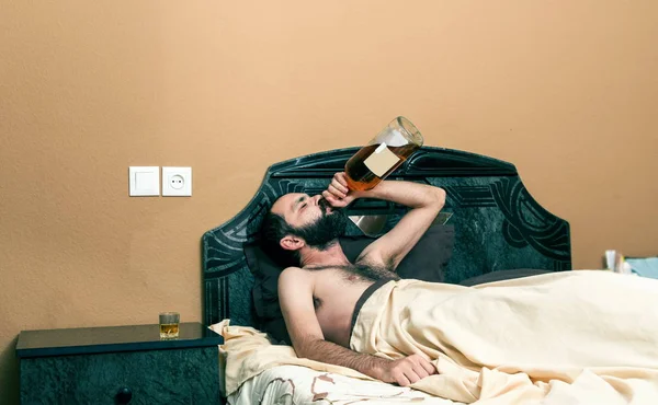 Αστεία Μεθυσμένος Άντρας Στην Κρεβατοκάμαρα — Φωτογραφία Αρχείου