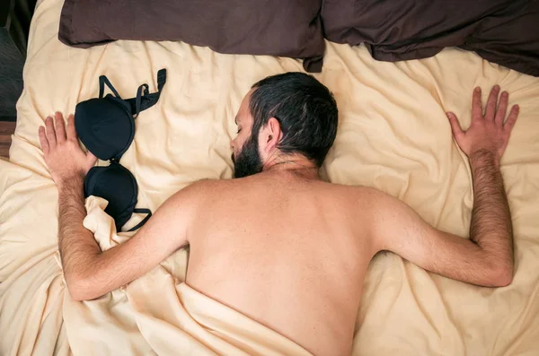 Hombre Durmiendo Cama Cerca Sujetador Femenino —  Fotos de Stock