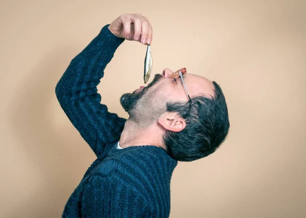 Homem Engraçado Comendo Peixe — Fotografia de Stock