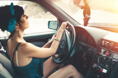 Güneş ışığında bir araba kız