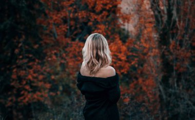 Güzel sarışın kadın dramatik portre ahşap sonbahar zamanında