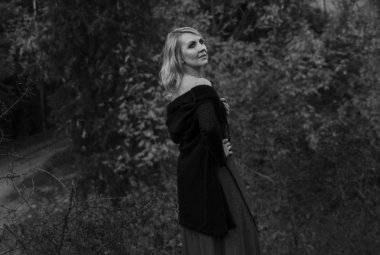 Güzel sarışın kadın dramatik portre ahşap sonbahar zamanında