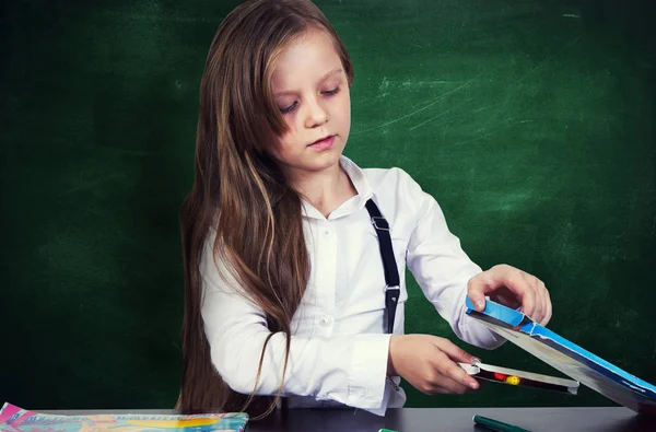 Retrato Menina Jovem Com Quadro Escola — Fotografia de Stock