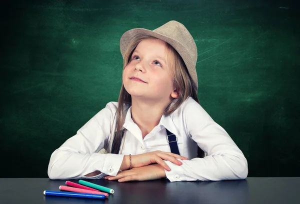 Retrato Niña Joven Con Pizarra Escuela — Foto de Stock