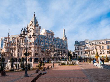 Batum, Georgia - 11 Ocak 2019: Modern mimaride Batumi.Europe kare. Gürcistan