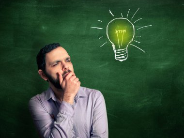 Kara tahta arka plan üzerinde sakallı adam