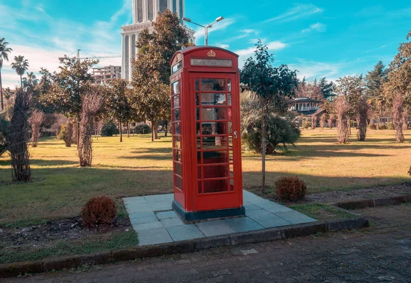 Telefone público no parque — Fotografia de Stock