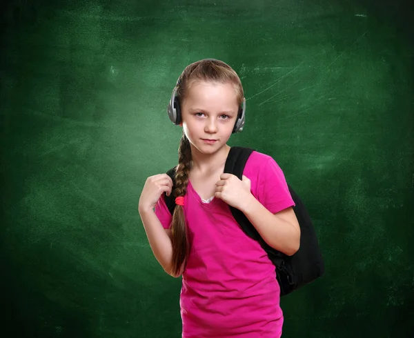 Retrato de niña joven con pizarra de la escuela — Foto de Stock