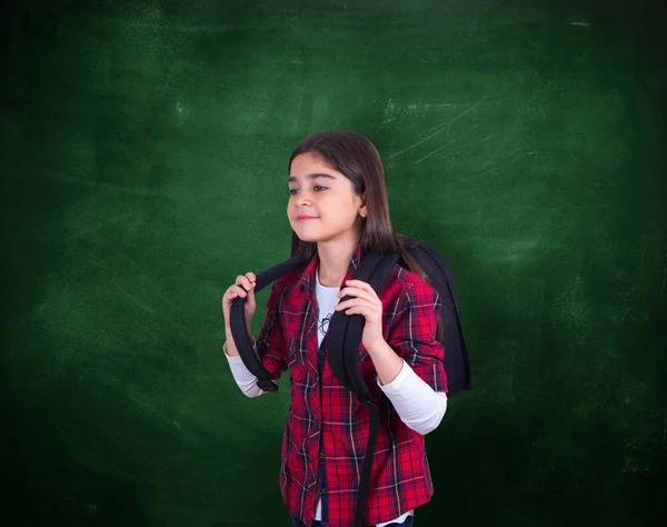 Retrato de niña joven con pizarra de la escuela — Foto de Stock