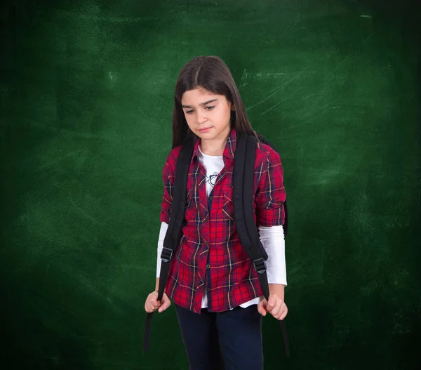 Retrato de niña joven con pizarra de la escuela — Foto de Stock