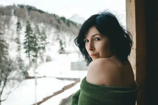 Bruna donna sul balcone in inverno — Foto Stock