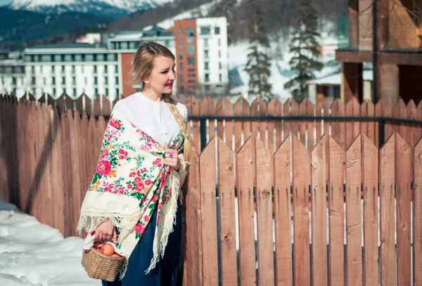 Mulher com maçãs na neve. Estilo russo — Fotografia de Stock