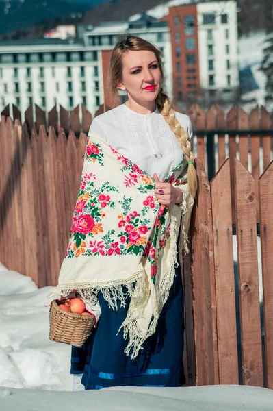 Mujer con manzanas en la nieve. Estilo ruso —  Fotos de Stock