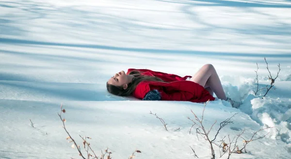 Ragazza primo piano nella neve — Foto Stock