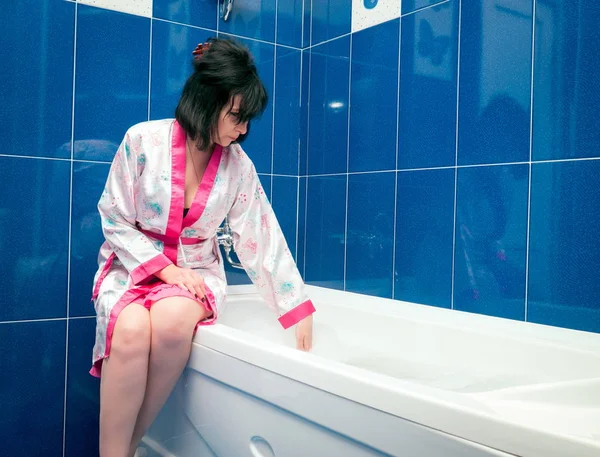 Příležitostná dívka připravuje v koupelně — Stock fotografie