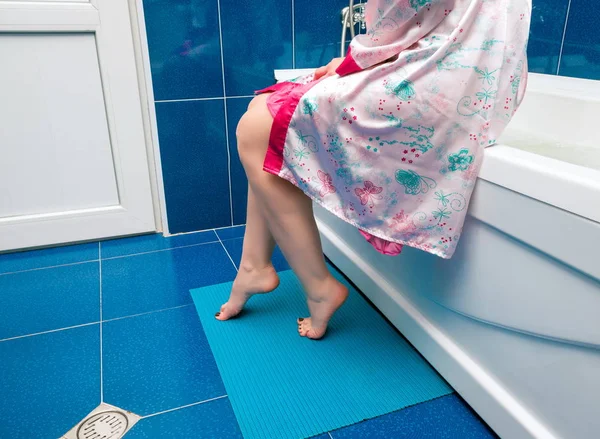 Patas femeninas en el baño moderno —  Fotos de Stock