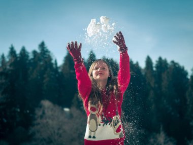 Kız karda eğleniyor. Kış saati