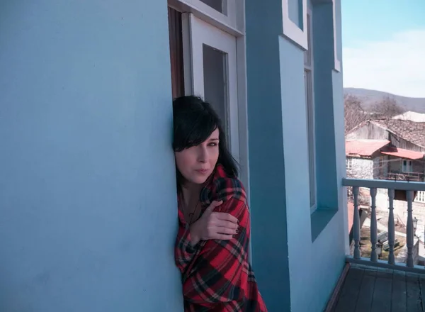 Vrouw op balkon met koffie — Stockfoto