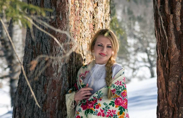 Kvinna porträtt i snön. Rysk stil — Stockfoto