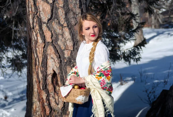 Retrato de mujer en la nieve. Estilo ruso —  Fotos de Stock