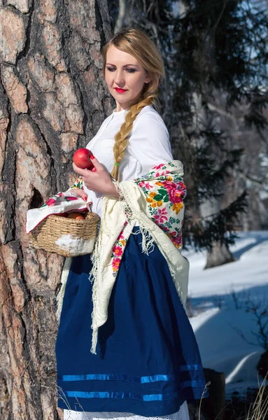 Portret van de vrouw in de sneeuw. Russische stijl — Stockfoto