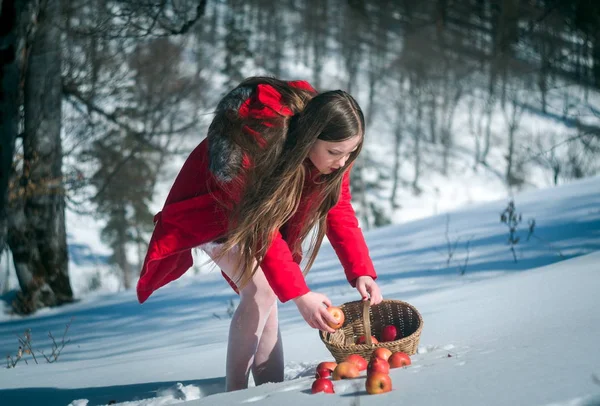 Ragazza nella neve con le mele — Foto Stock