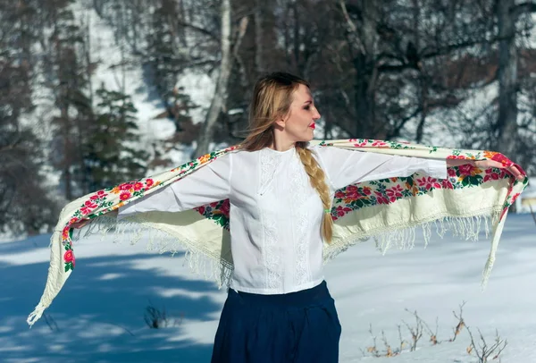 Женский портрет в снегу. Русский стиль — стоковое фото