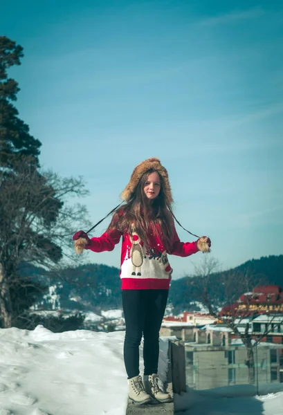 Chica divirtiéndose en la nieve. Tiempo de invierno —  Fotos de Stock