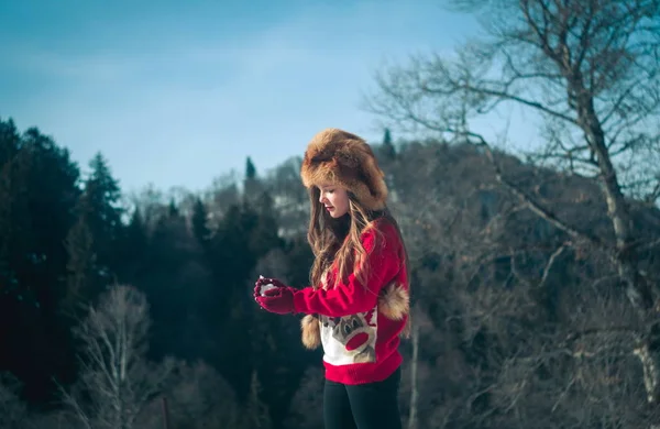 Chica divirtiéndose en la nieve. Tiempo de invierno —  Fotos de Stock