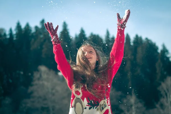 Tjej att ha kul i snön. Vintertid — Stockfoto