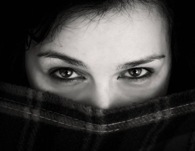 Battaniye nin altında esmer kadın