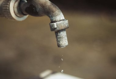 Su damlaları ile açık havada eski musluk